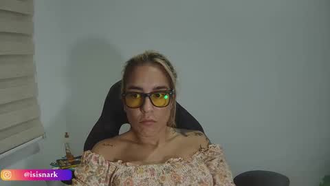 Snapshot of valkyriarose chatting on 11.23.25 Isis online show from 11.23.25