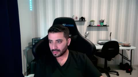 Snapshot of vallartamexi chatting on 10.18.25 Roberto Carlos online show from 10.18.25