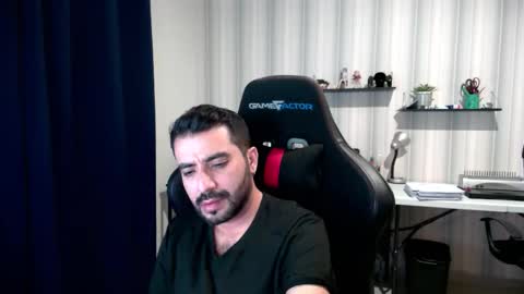 Snapshot of vallartamexi chatting on 10.28.25 Roberto Carlos online show from 10.28.25