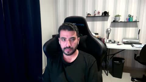 Snapshot of vallartamexi chatting on 11.10.25 Roberto Carlos online show from 11.10.25