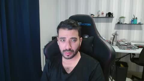 Snapshot of vallartamexi chatting on 11.16.25 Roberto Carlos online show from 11.16.25