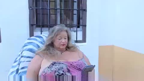 Snapshot of vampwoman chatting on 10.04.25 vampwoman online show from 10.04.25