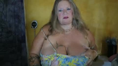 Snapshot of vampwoman chatting on 06.14.26 vampwoman online show from 06.14.26