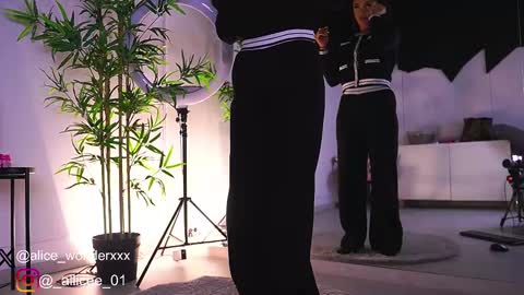 Vanessa Simon online show from 02.17.25