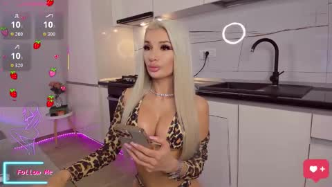 Snapshot of vanessavanne chatting on 11.15.25 Vanessa online show from 11.15.25