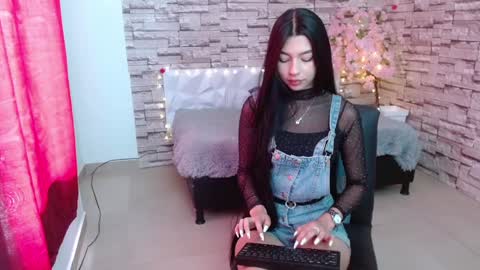 Snapshot of vanse_lust chatting on 01.06.25 Karuna online show from 01.06.25
