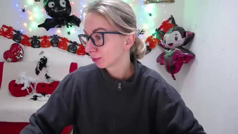 Snapshot of vasilisasii chatting on 10.27.25 Vasilisa online show from 10.27.25