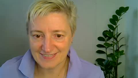 Snapshot of vea_motty chatting on 10.31.25 vea_motty online show from 10.31.25