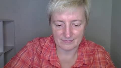 Snapshot of vea_motty chatting on 11.16.25 vea_motty online show from 11.16.25