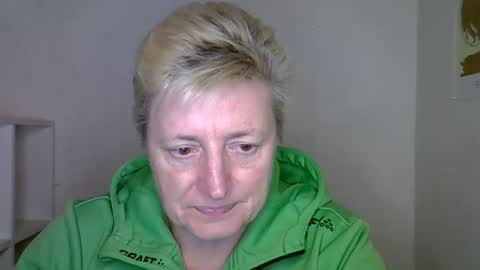 Snapshot of vea_motty chatting on 11.19.25 vea_motty online show from 11.19.25