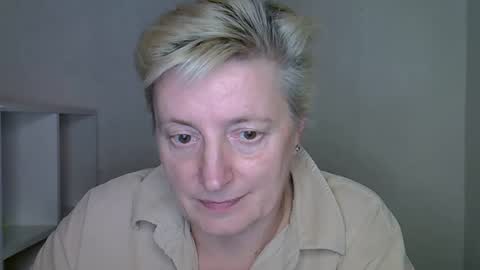 Snapshot of vea_motty chatting on 11.20.25 vea_motty online show from 11.20.25