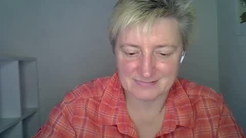 Snapshot of vea_motty chatting on 12.16.25 vea_motty online show from 12.16.25