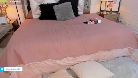 Vee Simons online show from 12.28.24