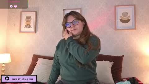 Vee Simons online show from 12.20.25