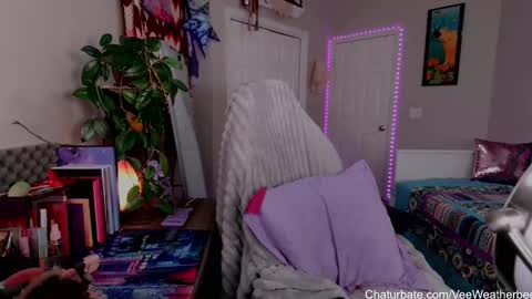 Snapshot of veeweatherbee chatting on 01.04.25 Violet Weatherbee online show from 01.04.25