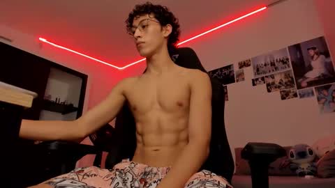 Snapshot of velvet_skyn chatting on 10.15.25 juansito online show from 10.15.25