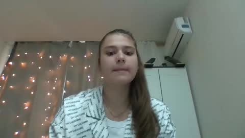 velveted_ivy online show from 11.06.25