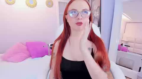 Snapshot of velvetxxvice chatting on 09.08.25 Yvonne online show from 09.08.25