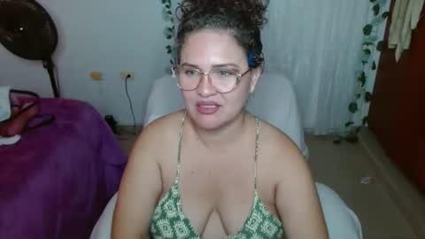 Snapshot of venecasexy44 chatting on 04.25.26 venecasexy44 online show from 04.25.26