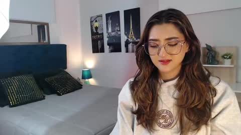 Mia online show from 09.29.25