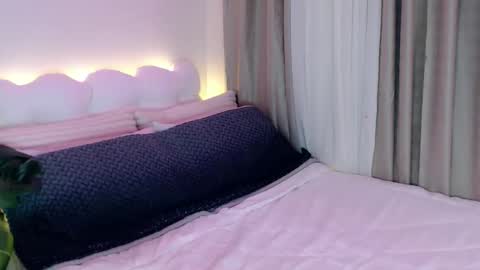 Venus Sunrise Bombshell online show from 04.15.26