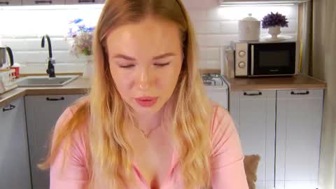 Snapshot of veronikamitchel chatting on 10.19.25 Veronika online show from 10.19.25