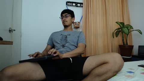 Snapshot of versatileguuy chatting on 12.20.25 versatileguuy online show from 12.20.25