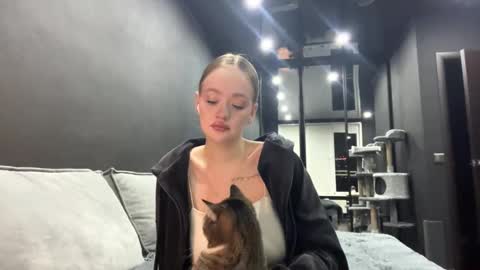 Snapshot of vestaszanto chatting on 10.28.25 Esta online show from 10.28.25