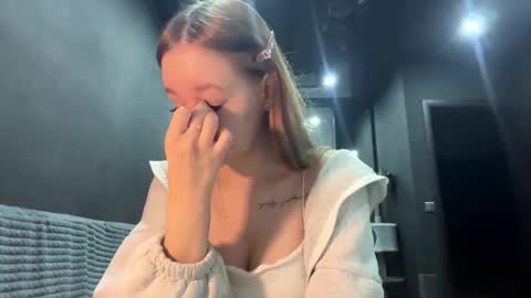 Snapshot of vestaszanto chatting on 11.04.25 Esta online show from 11.04.25