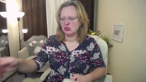 Snapshot of vestawoody chatting on 11.17.25 vestawoody online show from 11.17.25