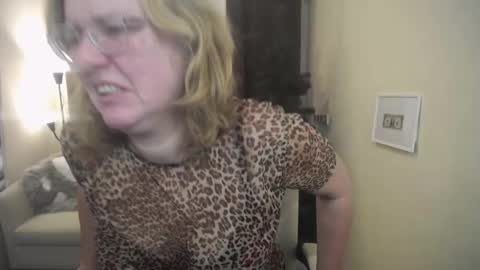 Snapshot of vestawoody chatting on 11.23.25 vestawoody online show from 11.23.25