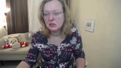 Snapshot of vestawoody chatting on 12.14.25 vestawoody online show from 12.14.25