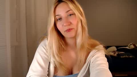 Snapshot of vibezgirl chatting on 09.21.25 Amelia online show from 09.21.25