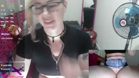 Snapshot of vickysexyx chatting on 10.21.25 Valentina online show from 10.21.25