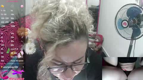 Snapshot of vickysexyx chatting on 11.25.25 Valentina online show from 11.25.25