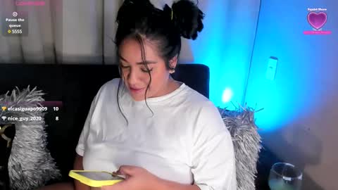 Snapshot of vicserna chatting on 03.12.25 Victoria Serna online show from 03.12.25