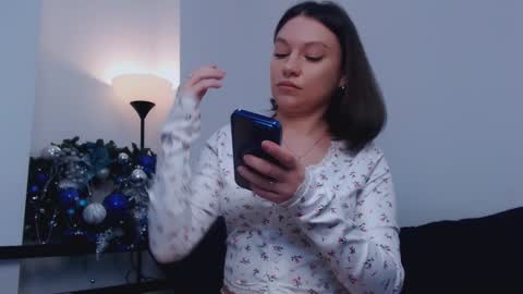 Snapshot of victoria__harris chatting on 01.10.25 Victoria online show from 01.10.25