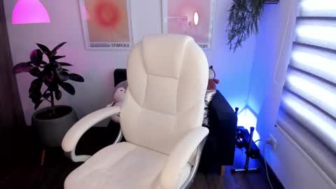 Victoria  online show from 03.06.25