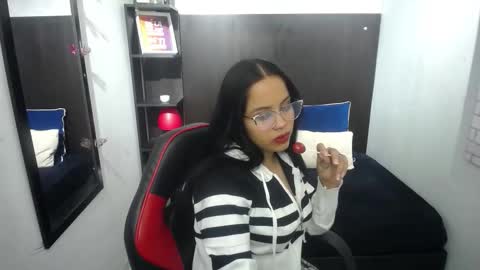Snapshot of victoria_mansory chatting on 11.18.25 VICTORIA online show from 11.18.25