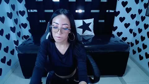 Snapshot of victoria_ricci_a chatting on 02.12.25 Victoria online show from 02.12.25