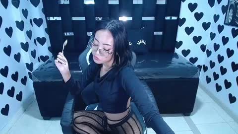 Snapshot of victoria_ricci_a chatting on 02.12.25 Victoria online show from 02.12.25