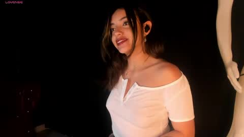 Snapshot of victoriaa2_doll chatting on 04.22.26 victoriaa2_doll online show from 04.22.26