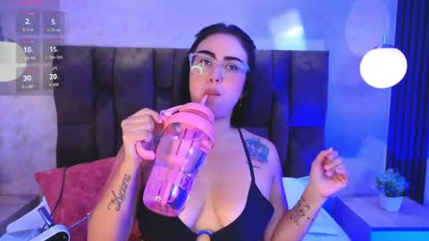 Snapshot of victoriaandrade chatting on 04.28.26 Victoria Andrade online show from 04.28.26