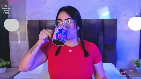 Snapshot of victoriaandrade chatting on 05.17.26 Victoria Andrade online show from 05.17.26