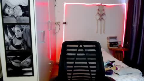 Snapshot of victoriahispanic chatting on 01.10.25 victoriahispanic online show from 01.10.25