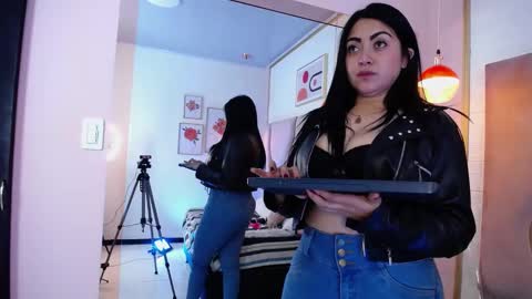 VICTORIA JOHNS online show from 01.16.25