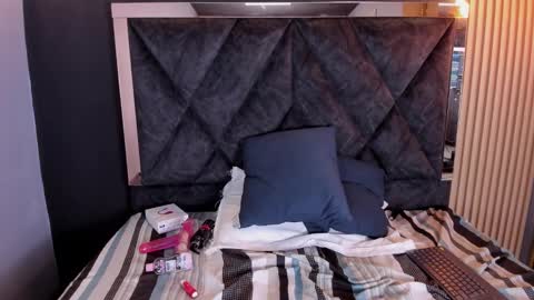 VICTORIA JOHNS online show from 02.10.25