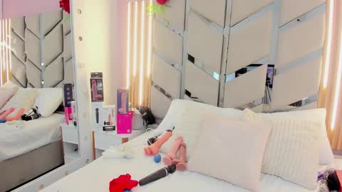Victoria Moon  online show from 09.20.25
