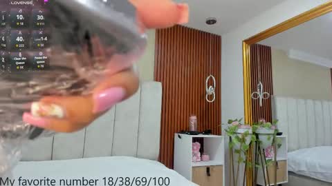 Maria Victoria online show from 09.15.25