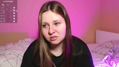 Snapshot of victoriassecrets_ chatting on 03.04.25 victoriassecrets_ online show from 03.04.25